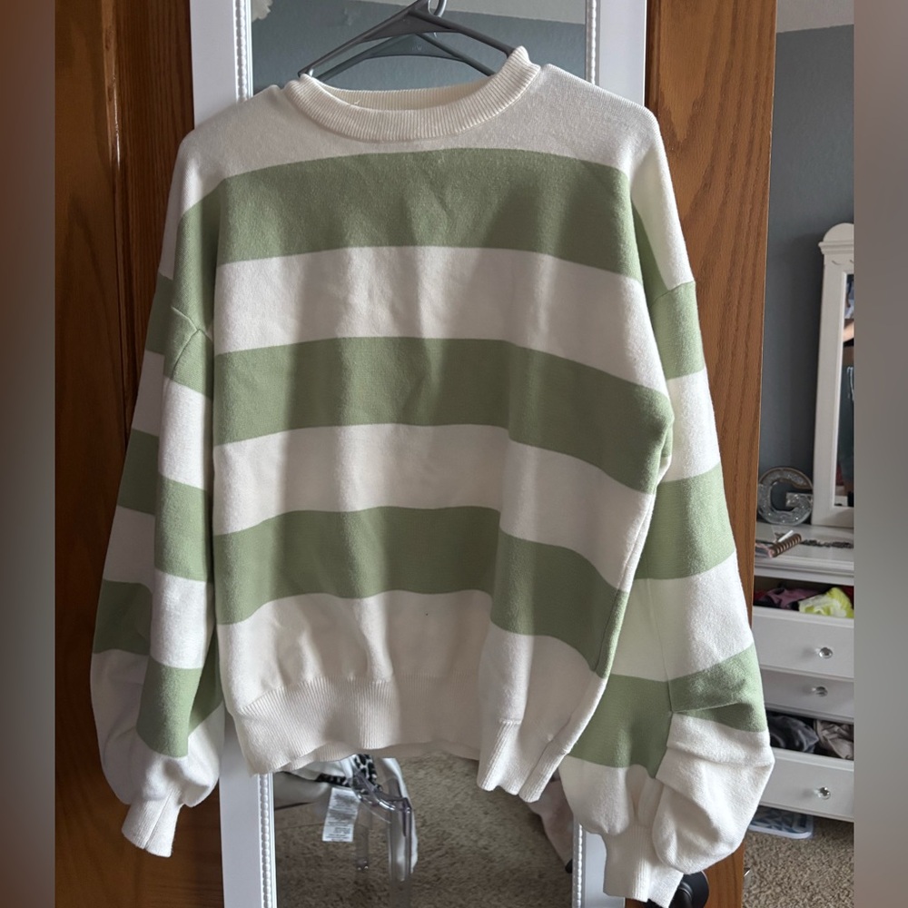 Puffy sleeve crewneck sweater green and white